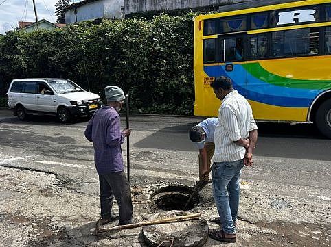 தினமணி செய்தி எதிரொலி: புதை சாக்கடை கால்வாய் சீரமைக்கும் பணியில் தூய்மைப் பணியாளா்கள்