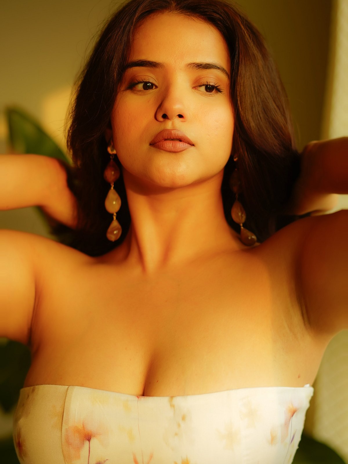 தேனில் குளித்ததைப் போல... ஆஷி சாஹ்னி!