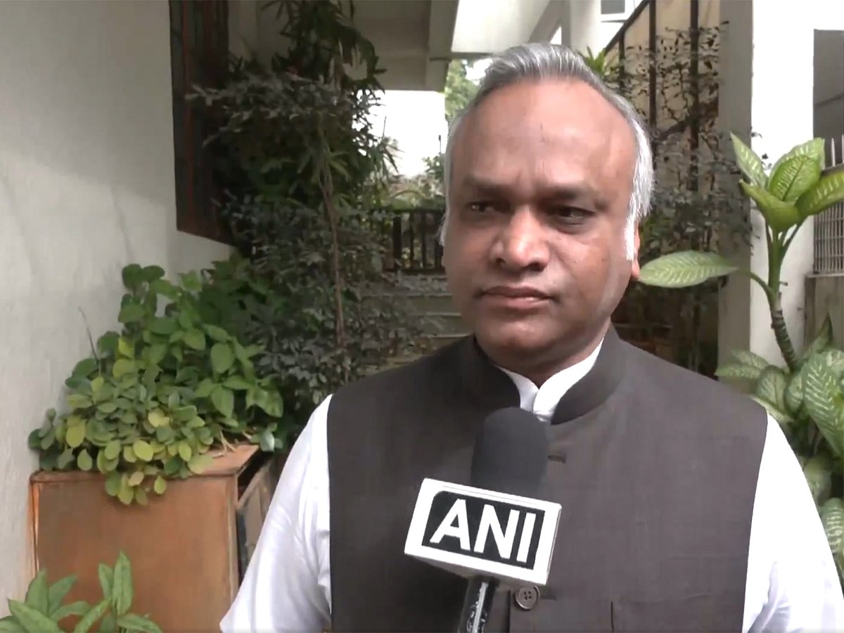 கா்நாடக முதல்வா் மாற்றம் குறித்த 
குழப்பத்தை தீா்க்க காங்கிரஸ் முற்பட்டுள்ளது: பிரியாங்க் காா்கே