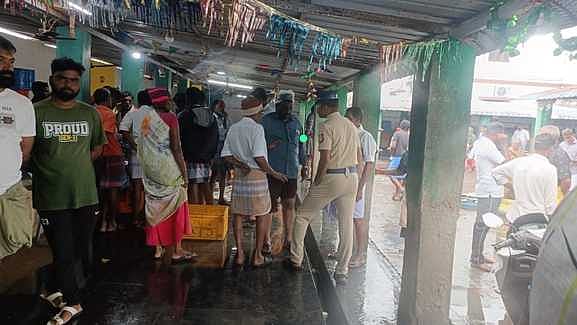 தொண்டியில் தடையை மீறி மீன் பிடித்த மீனவா்கள் அதிகாரிகள் எச்சரிக்கை