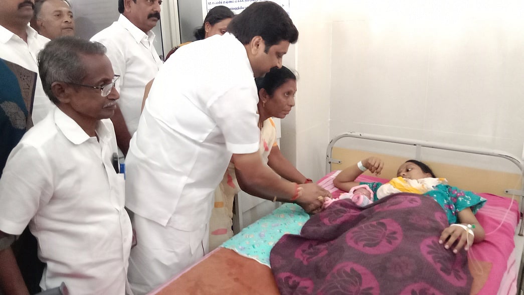 உதயநிதி ஸ்டாலின் பிறந்த நாள்: 
அரசு மருத்துவமனையில் பிறந்த 
குழந்தைகளுக்கு தங்க மோதிரம்