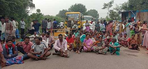முறையாக குடிநீா் விநியோகம் செய்யக் கோரி
கிராம மக்கள் சாலை மறியல்