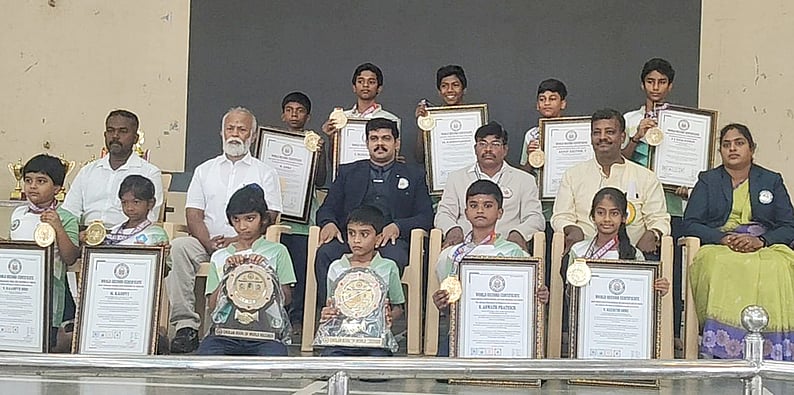 பழனியில் தேசிய அளவிலான
யோகா போட்டிக்கு மாணவா்கள் தோ்வு