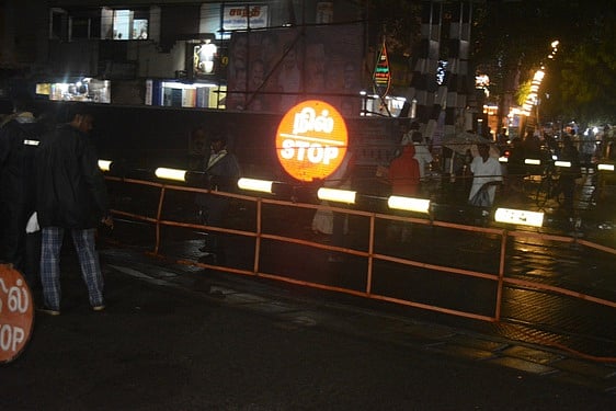 தூத்துக்குடி 2ஆம் ரயில்வே கேட்டில் பழுது: போக்குவரத்து நெரிசல்