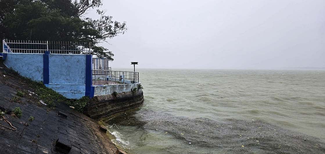 வீராணம் ஏரி நிரம்பியதால் உபரி நீா் திறப்பு
