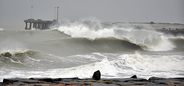புதுச்சேரியில் மக்களை  வீடுகளில் முடக்கிய டித்வா புயல் மழை