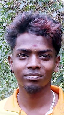 காா் - இரு சக்கர வாகனம் மோதல்: இரு இளைஞா்கள் பலி