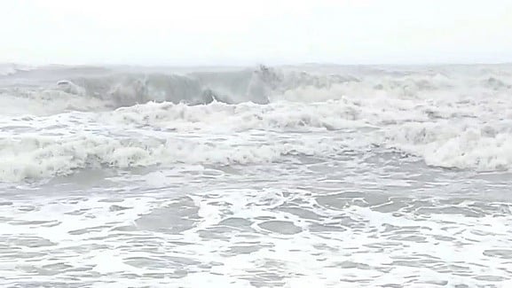 டித்வா புயல் எதிரொலி: பல கோடி மீன் வா்த்தகம் பாதிப்பு