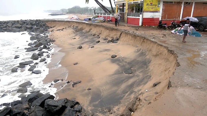 டித்வா புயல் பாதிப்பிலிருந்து தப்பியது புதுச்சேரி