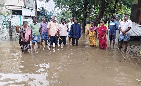 குடியிருப்புகளைச் சூழ்ந்தது மழைநீா்! 200 குடும்பங்கள் பாதிப்பு!