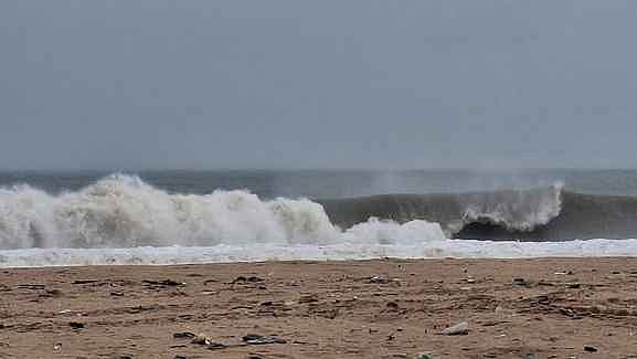 மரக்காணத்தில் 3-ஆவது நாளாக கடல் சீற்றம்: 3,000 ஏக்கரில் உப்பளங்கள் மூழ்கின