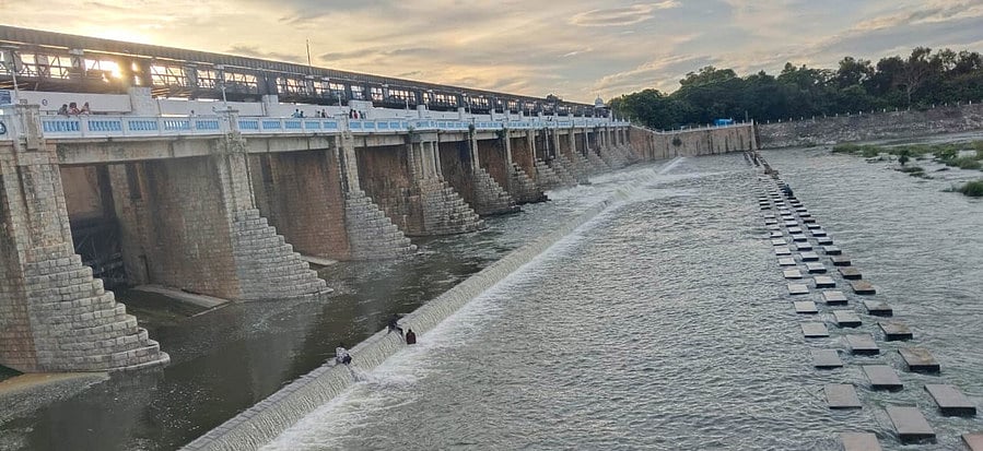 திருவள்ளூா் பகுதியில் பரவலாக மழை