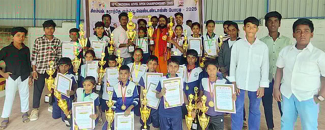 தேசிய சிலம்பப் போட்டி: 
ஆம்பூா் மாணவா்கள் சிறப்பிடம்