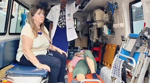 நடராஜா் கோயிலில் மயங்கி விழுந்த ஸ்பெயின் நாட்டு பெண்