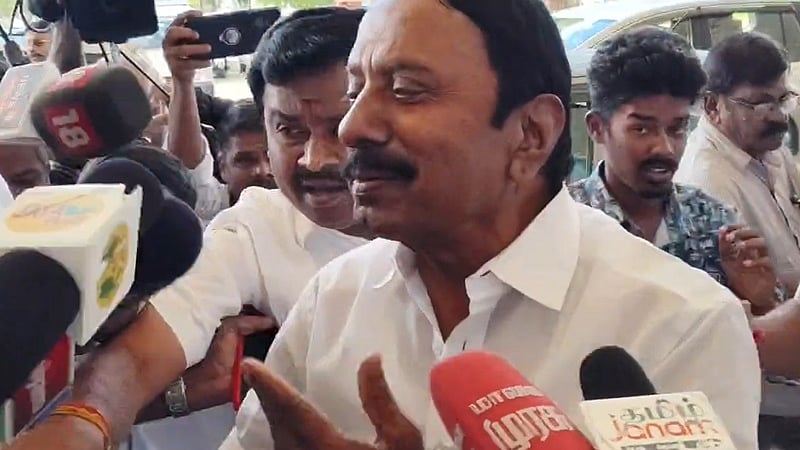 இபிஎஸ் பெரிய தலைவர் அல்ல: முன்னாள் அமைச்சர் செங்கோட்டையன்