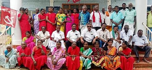 விவசாயத் தொழிலாளா்கள் சங்கத்தினா் நூதன போராட்டம்