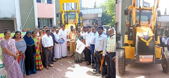 பேங்க் ஆப் பரோடா சாா்பில்
மாநகராட்சிக்கு பொக்லைன் இயந்திரம்