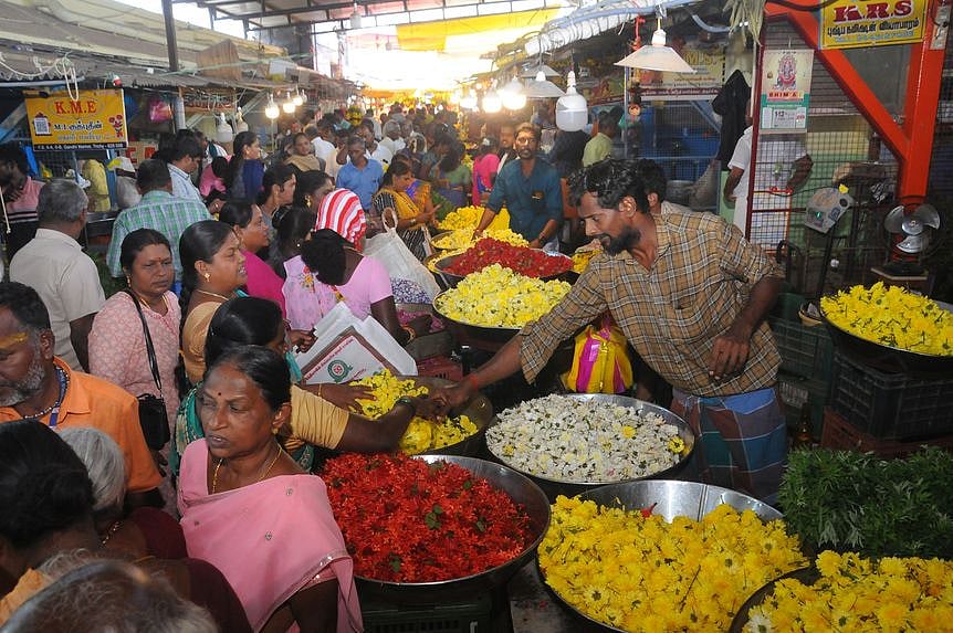 வரத்து குறைவு: காந்தி சந்தையில் பூக்களின் விலை கடும் உயா்வு!