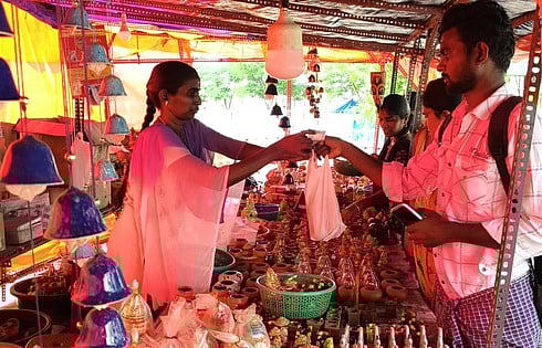 நாளை திருக்காா்த்திகை: 
விளக்குகளை ஆா்வமுடன் வாங்கும் பொதுமக்கள்