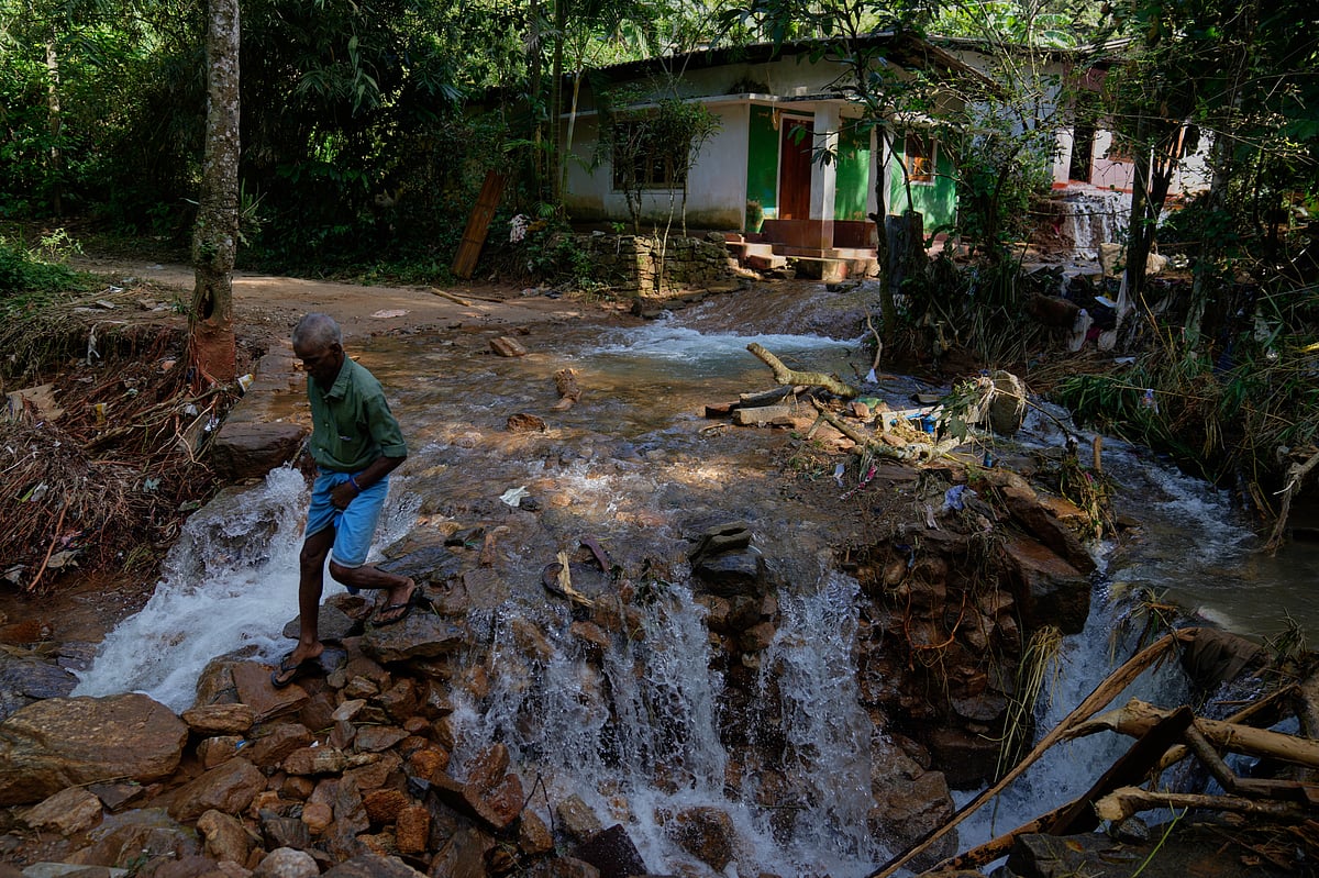 இலங்கையில் கனமழை, வெள்ளத்துக்கு பலியானோர் எண்ணிக்கை 334 ஆனது!
