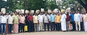 காலி பாட்டில்களைத் திரும்பப் பெற முடியாது: டாஸ்மாக் பணியாளா்கள் போராட்டம்