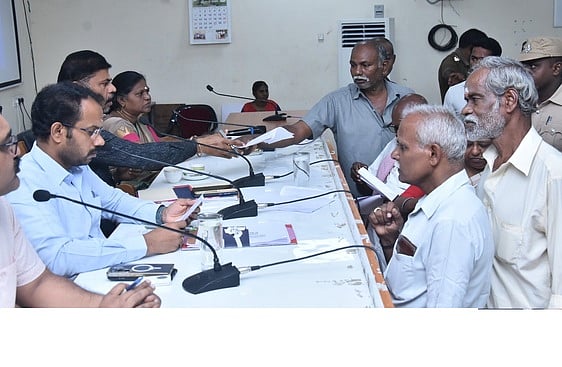 தென்காசி மக்கள் குறைதீா் முகாமில் 415 மனுக்கள்