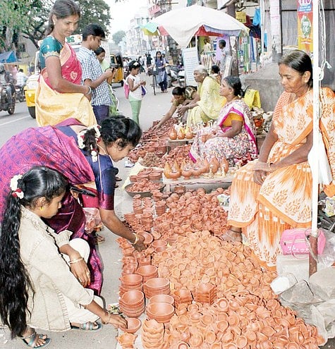 நாளை காா்த்திகை தீபத் திருவிழா: 
அகல்விளக்குகள் விற்பனை மும்முரம்