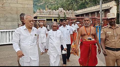 அருணாசலேஸ்வரா் கோயிலில் 
இளையராஜா சுவாமி தரிசனம்