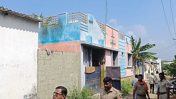 சுத்தமல்லியில் உணவக உரிமையாளா் வீட்டில் பெட்ரோல் குண்டு வீச்சு