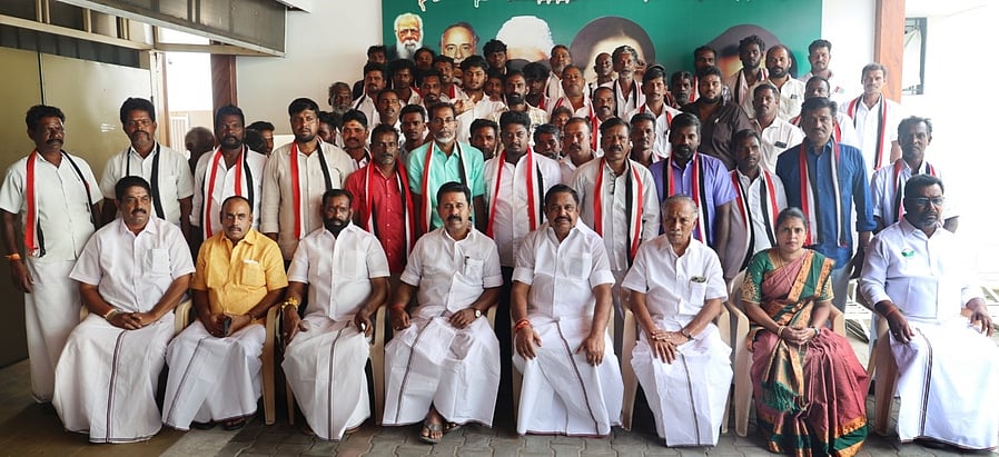 எடப்பாடி கே.பழனிசாமி முன்னிலையில் அதிமுகவில் இணைந்த அமமுகவினா்!