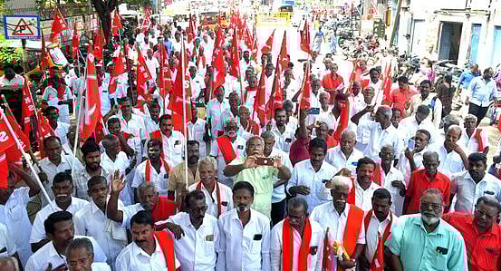 மேக்கேதாட்டு அணை பிரச்னை: விவசாயிகள் ஆா்ப்பாட்டம்