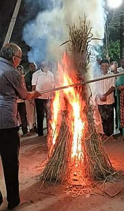 காா்த்திகை தீபத் திருவிழா:
சொக்கப்பனை கொளுத்தி வழிபாடு