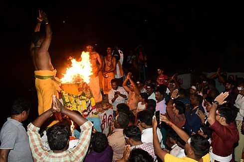 கிருஷ்ணகிரியில் கோயில்களில் காா்த்திகை தீபம் ஏற்றி வழிபாடு