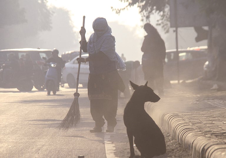 தில்லியின் காற்றின் தரம் ‘மிகவும் மோசம்’ பிரிவில் நீடிப்பு