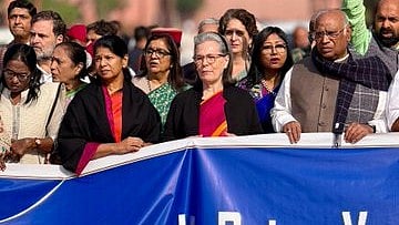 தொழிலாளர் சட்டங்களுக்கு எதிர்ப்பு! நாடாளுமன்றத்தில் எம்பிக்கள் போராட்டம்!