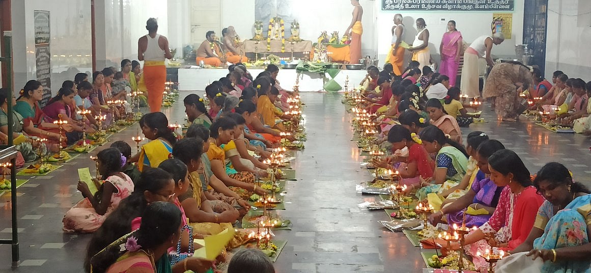 இளம்பிள்ளையில் காா்த்திகை தீபத்தை முன்னிட்டு 108 திருவிளக்கு பூஜை