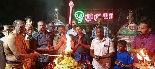 புதுகை பால தண்டாயுதபாணி 
கோயிலில் காா்த்திகை தீபமேற்றல்