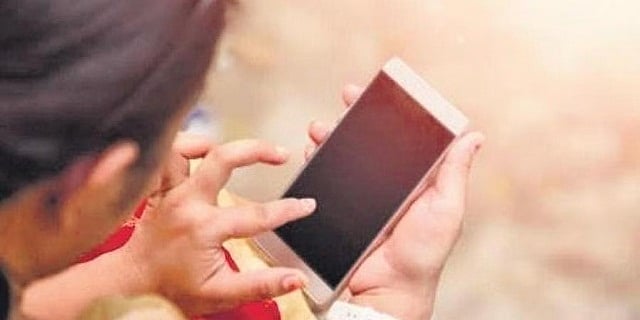 16 வயதுக்குட்பட்டோரின் சமூக வலைதளக் கணக்குகளை நீக்காவிடில் அபராதம்!