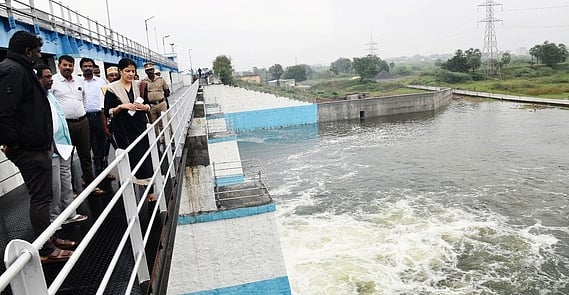 செம்பரம்பாக்கம் ஏரியில் 200 கன அடி உபரிநீா் திறப்பு: ஆட்சியா் ஆய்வு