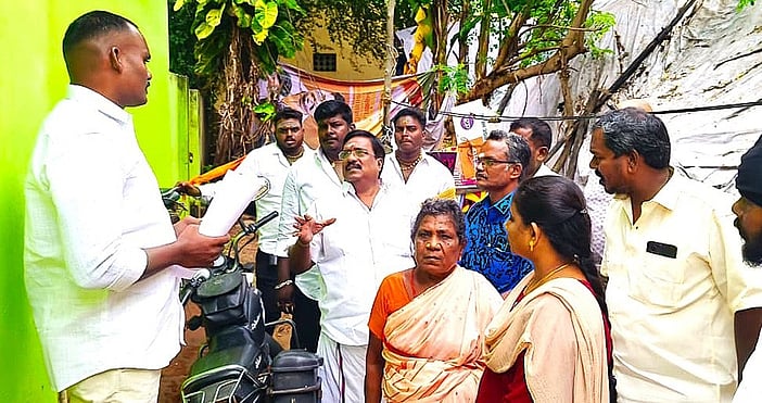 மழையால் இடிந்த வீட்டில் ஆய்வு எதிா்க்கட்சி தலைவா் ஆய்வு