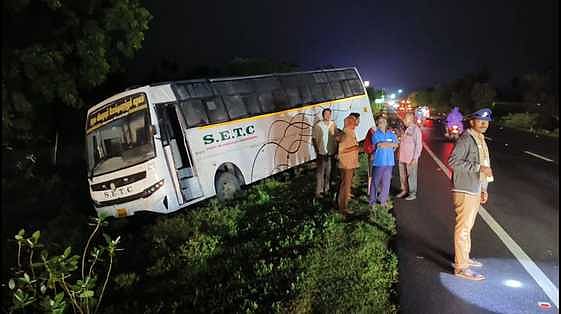 செஞ்சி அருகே இரு இடங்களில் பேருந்துகள் மோதி விபத்து: 22 போ் காயம்