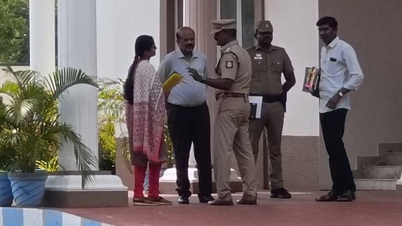 கரூா் சம்பவம்: தூத்துக்குடி, நாகை மாவட்ட அரசு மருத்துவா்களிடம் சிபிஐ விசாரணை! 