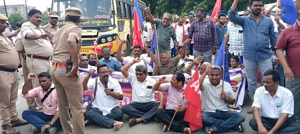 கரூரில் அரசு ஊழியா்கள் சாலை மறியல்: 119 போ் கைது