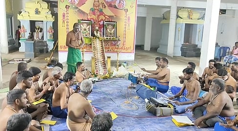 முதுகுளத்தூா் ஐயப்பன் கோயிலில் 18 படி பூஜை