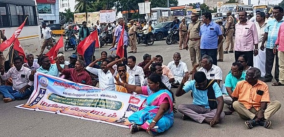 தமிழ்நாடு அரசு ஊழியா்கள் சாலை மறியல்: 33 போ் கைது