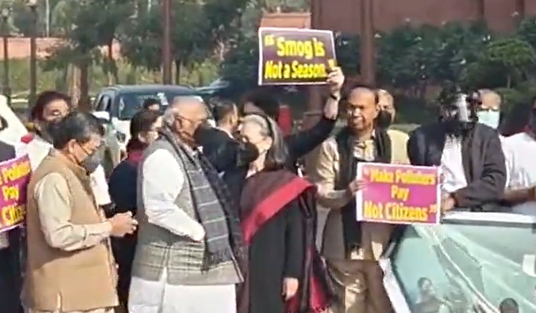 தில்லி காற்றுமாசு: நாடாளுமன்றத்தில் முகக்கவசம் அணிந்து எம்பிக்கள் ஆர்ப்பாட்டம்!