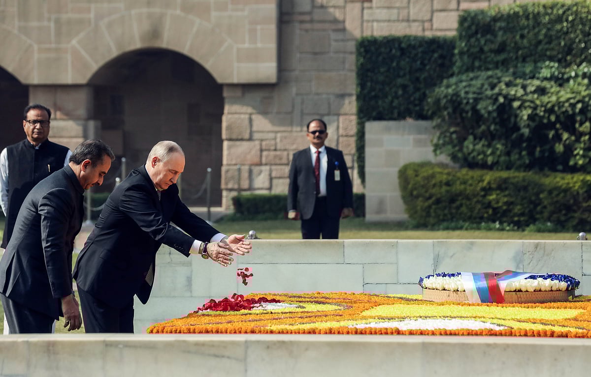 காந்தி நினைவிடத்தில் மரியாதை செலுத்திய அதிபர் விளாதிமீர் புதின் - புகைப்படங்கள்