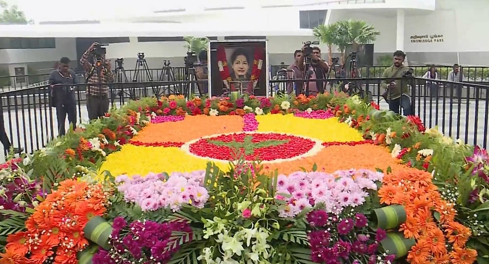 ஜெயலலிதா நினைவிடத்தில் எடப்பாடி பழனிசாமி மரியாதை!