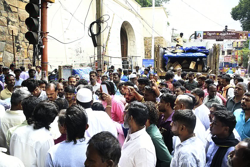 மெயின்காா்டுகேட்டை சுற்றியுள்ள 
51 ஆக்கிரமிப்பு கடைகள் அகற்றம்