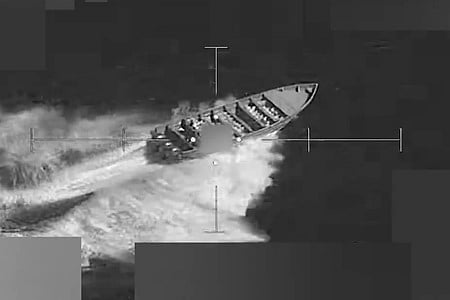 படகுகள் மீதான தாக்குதல்: அமெரிக்காவில் அதிகரிக்கும் சா்ச்சை